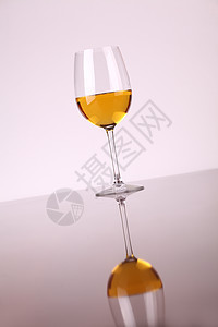 白葡萄酒杯奢华白酒反射玻璃白色背景图片