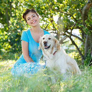 带着狗的迷人女孩女士猎犬项圈场地微笑动物宠物农场太阳哺乳动物图片