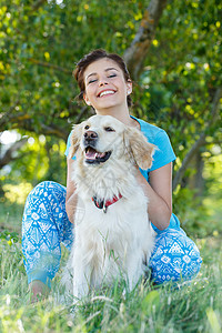 带着狗的迷人女孩美丽微笑女士猎犬农场太阳公园哺乳动物小狗项圈图片