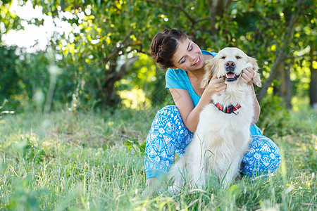 带着狗的迷人女孩村庄蓝色青少年猎犬项圈场地青年女士小狗头发图片