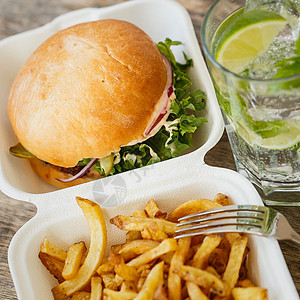 桌上的美味汉堡食物饮食芝士牛肉包子沙拉洋葱营养午餐面包图片