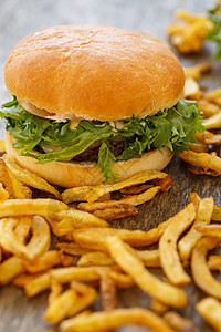 桌上的美味汉堡面包桌子薯条食物美食绿色洋葱小吃营养芝士图片