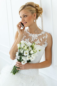 婚礼 美丽的新娘裙子讲话教会衣服幸福头发玫瑰微笑订婚花朵图片