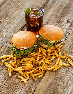 餐桌上的美味汉堡包子芝士面包桌子午餐美食小吃洋葱食物沙拉图片