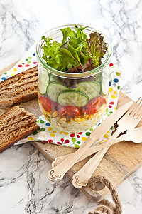 古代罐中层沙拉玉米黄瓜起动机草药木质面包玻璃食物餐巾食谱图片