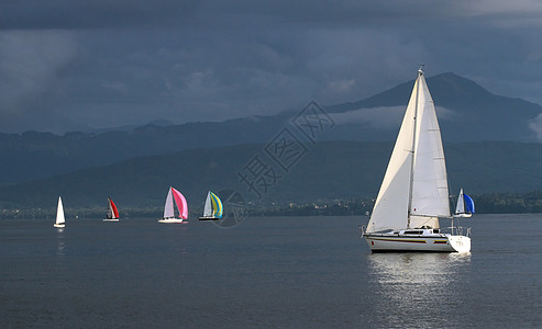 在瑞士日内瓦湖的风暴天气下乘帆船航行图片