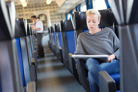 火车票检查职业游客顾客乘客车辆通勤者旅客成人旅行女孩图片