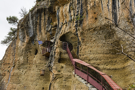 岩礁圣母玛利亚修道院寺庙悬崖石头宗教建筑师教会吸引力山脉树木风景图片