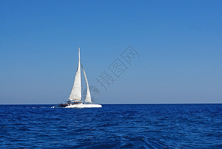 在地中海航行的白帆白色船活动速度海浪天空波浪风险晴天奢华地平线爱好图片
