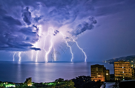 雷雨城市闪电灯城市天空霹雳螺栓雷雨背景