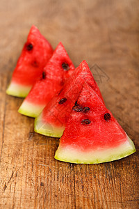 西瓜切片红色饮食桌子季节性营养热带绿色甜点小吃乡村图片