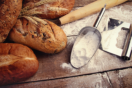 土制面包和烹饪用具图片