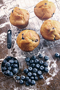 烤面包架上的蓝莓松饼图片