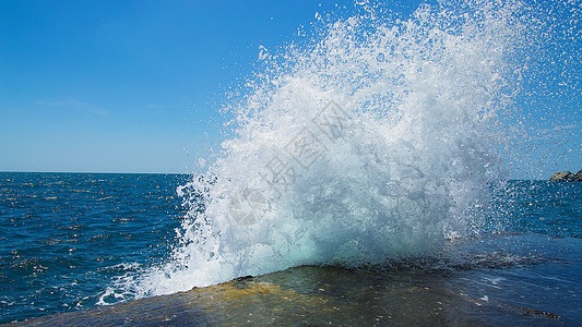 与海堤相通的海景光线反射平面冲浪天空阳光照射泡沫支撑海岸绿色图片