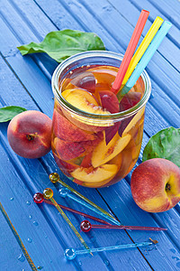 自制冰茶油桃季节乡村果汁树叶桃子食物蓝色果味水果图片