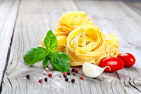 意大利意大利面食菜鸟巢 大蒜 西红柿和新鲜面包团体叶子文化美食小麦午餐面粉厨房面条食物图片