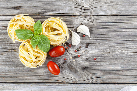 意大利意大利面食菜鸟巢 大蒜 西红柿和新鲜面包小麦团体文化厨房午餐叶子面粉美食面条食物图片