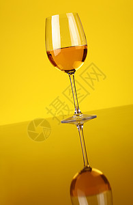白葡萄酒杯白酒反射玻璃奢华黄色背景图片