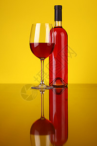 玫瑰酒杯反射粉色黄色玻璃瓶子奢华图片