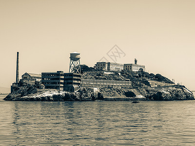 Alcatraz岛岩石地标棕褐色海洋天空历史监狱游客建筑海岸线图片