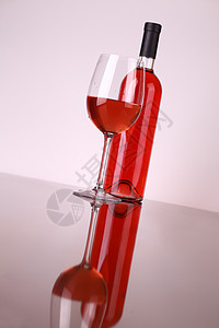 玫瑰酒杯粉色玻璃瓶子白色奢华反射图片