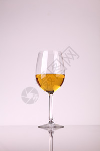白葡萄酒杯白色玻璃反射奢华白酒背景图片