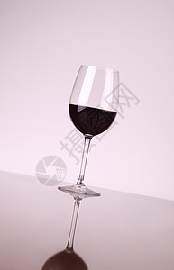 一杯红酒玻璃反射奢华白色背景图片