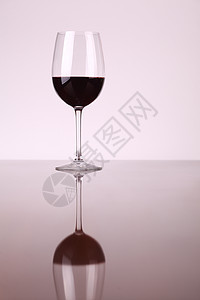 一杯红酒奢华玻璃白色反射背景图片