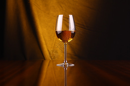 白葡萄酒杯反射奢华黄色布料白酒玻璃织物背景图片