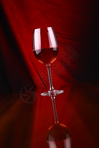 一杯红酒粉色织物奢华红色布料反射玻璃图片