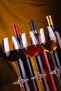 优乐多酒杯和酒瓶瓶子玻璃布料反射粉色织物白酒多样性黄色奢华背景
