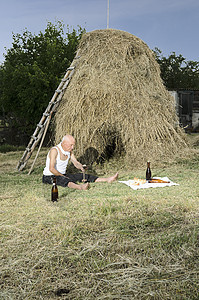 农村老人使用西丝网古董草地收成花园修剪木头男人国家农业工作图片