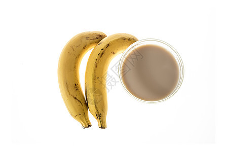 两只香蕉 在一杯牛奶旁边 白底孤立的白色背景早餐液体黄色玻璃果汁食物饮食营养饮料水果图片