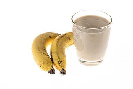 两只香蕉 在一杯牛奶旁边 白底孤立的白色背景黄色饮食水果果汁营养食物饮料液体早餐玻璃图片