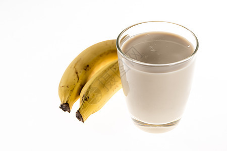 两只香蕉 在一杯牛奶旁边 白底孤立的白色背景水果食物早餐玻璃饮料果汁黄色饮食液体营养图片
