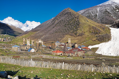 从梅斯蒂亚到乌什古里风景远足通道蓝天山脉旅行房屋社区全景村庄图片