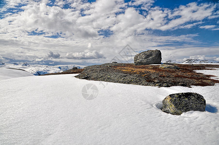 挪威 Trolltunga阳光风景积雪阴影高山苔藓丘陵岩石巨魔远足图片