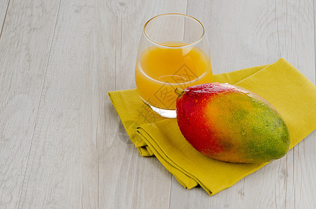 新鲜芒果汁水壶服务水果黄色异国果味情调橙子热带果汁图片