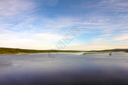 卡米约基河反射蓝色森林天空地平线环境图片