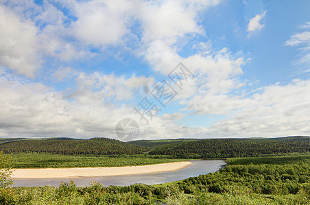 森林河谷的河流蓝色全景场景山脉树木天空海岸线生态晴天地平线图片