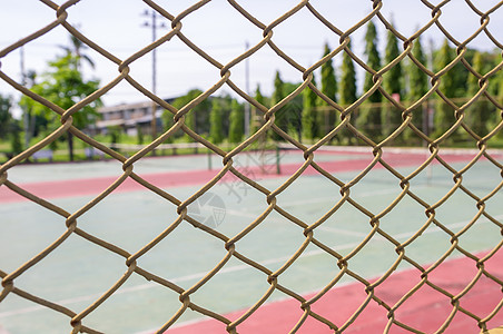 金属网状铁丝栅栏红色线条休闲娱乐白色运动绿色球拍网球游戏背景图片