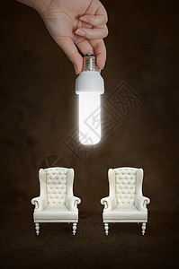 手握着灯泡 用两张旧椅子图片