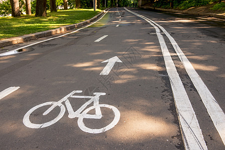 城市中的专用自行车赛道图片