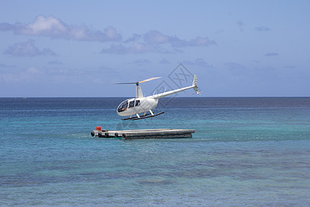 直升机飞行运输蓝色天空转子浮桥叶片海洋图片