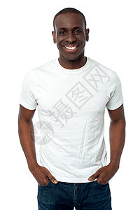 非洲男人笑着 被一个白人孤立服装冒充口袋快乐牛仔裤中年工作室男性微笑图片