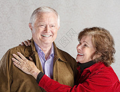 微笑的女人和丈夫图片