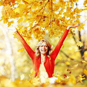秋天公园的快乐女人乐趣女孩幸福喜悦金发黄色女士红色公园享受图片