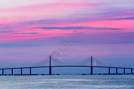 黎明时日光天桥建筑学海洋天空州际反射地标日出图片
