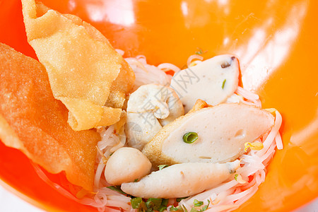 配鱼球的米面面小贩盘子香肠食物橙子鱼丸午餐肉丸摊位豆芽图片