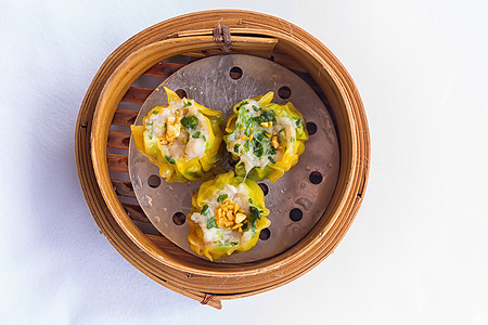 白色背景的中国竹子蒸汽船 孤立于白底烹饪篮子圆形用具厨具饺子柳条食物蒸汽美食图片